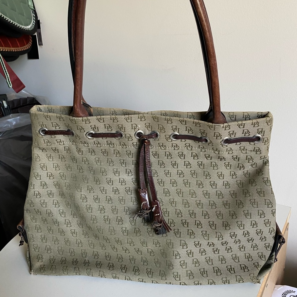 Dooney and Bourke hand bag